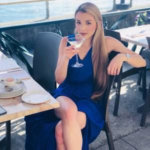 Meet your Posher, Cassandra